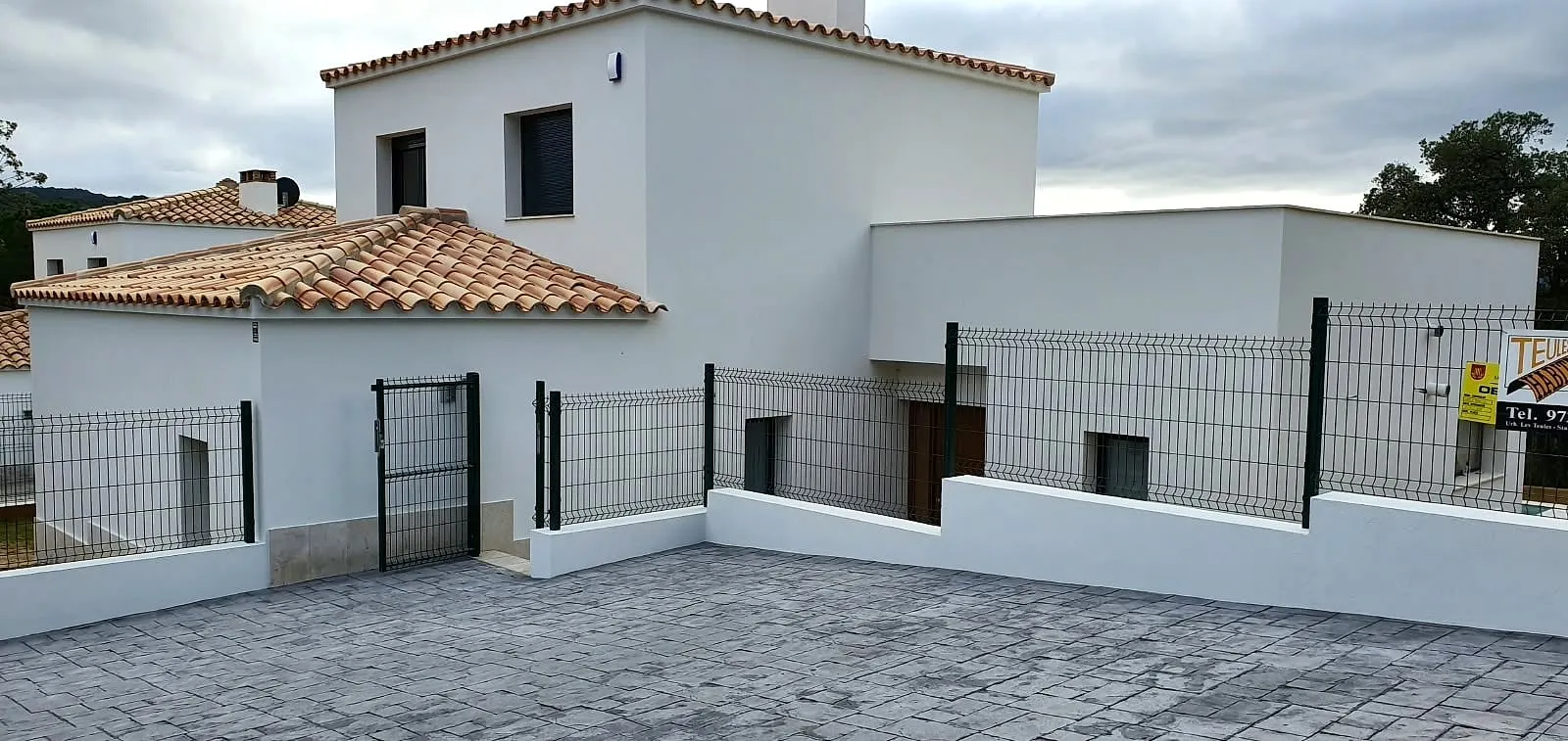 Casa blanca con tejado de teja árabe