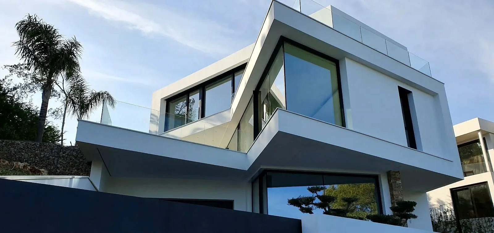 Esquina de una casa moderna de fachada blanca