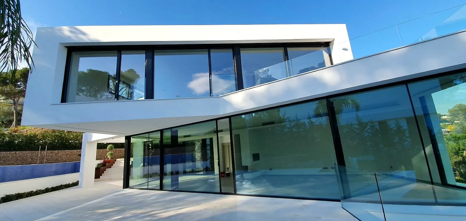 Casa moderna de fachada blanca con piscina