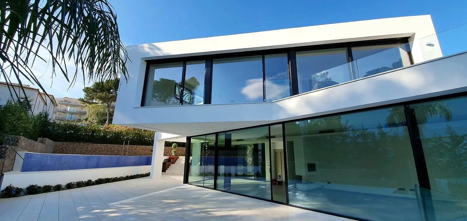 Casa de obra nueva en la Costa Brava pintada por Decordisseny