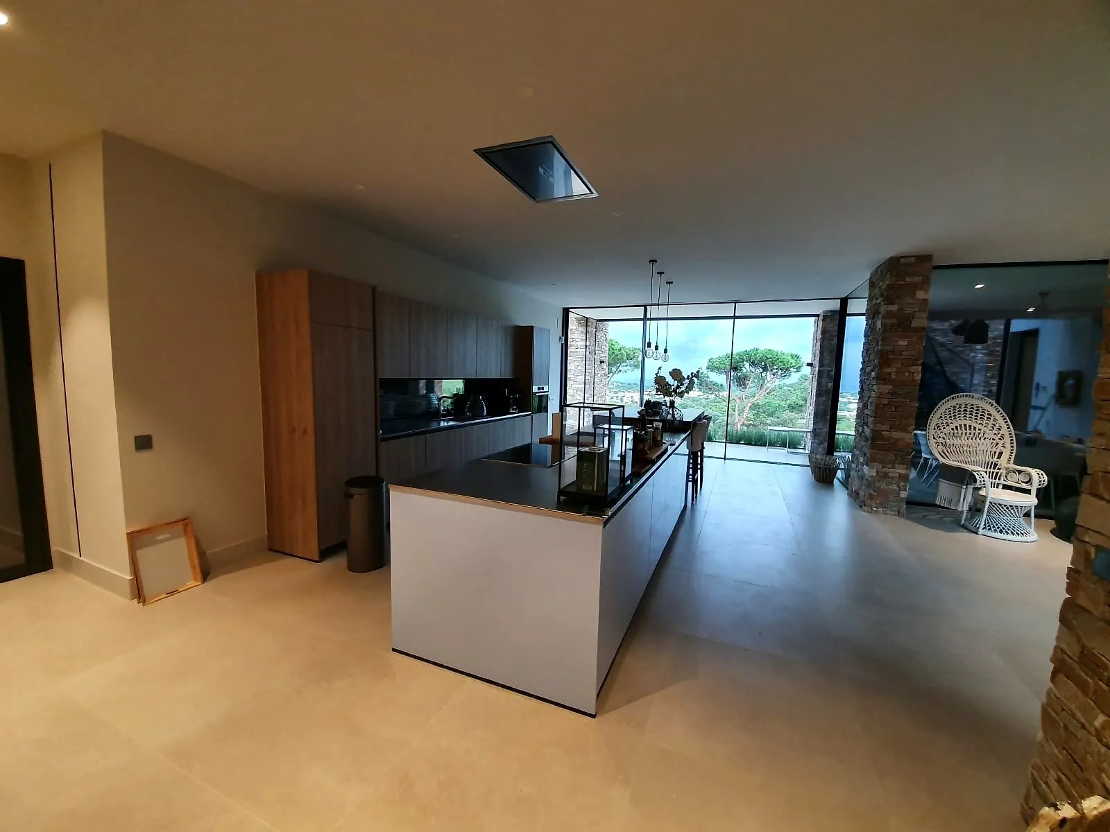 Cocina con isla y salida a la terraza