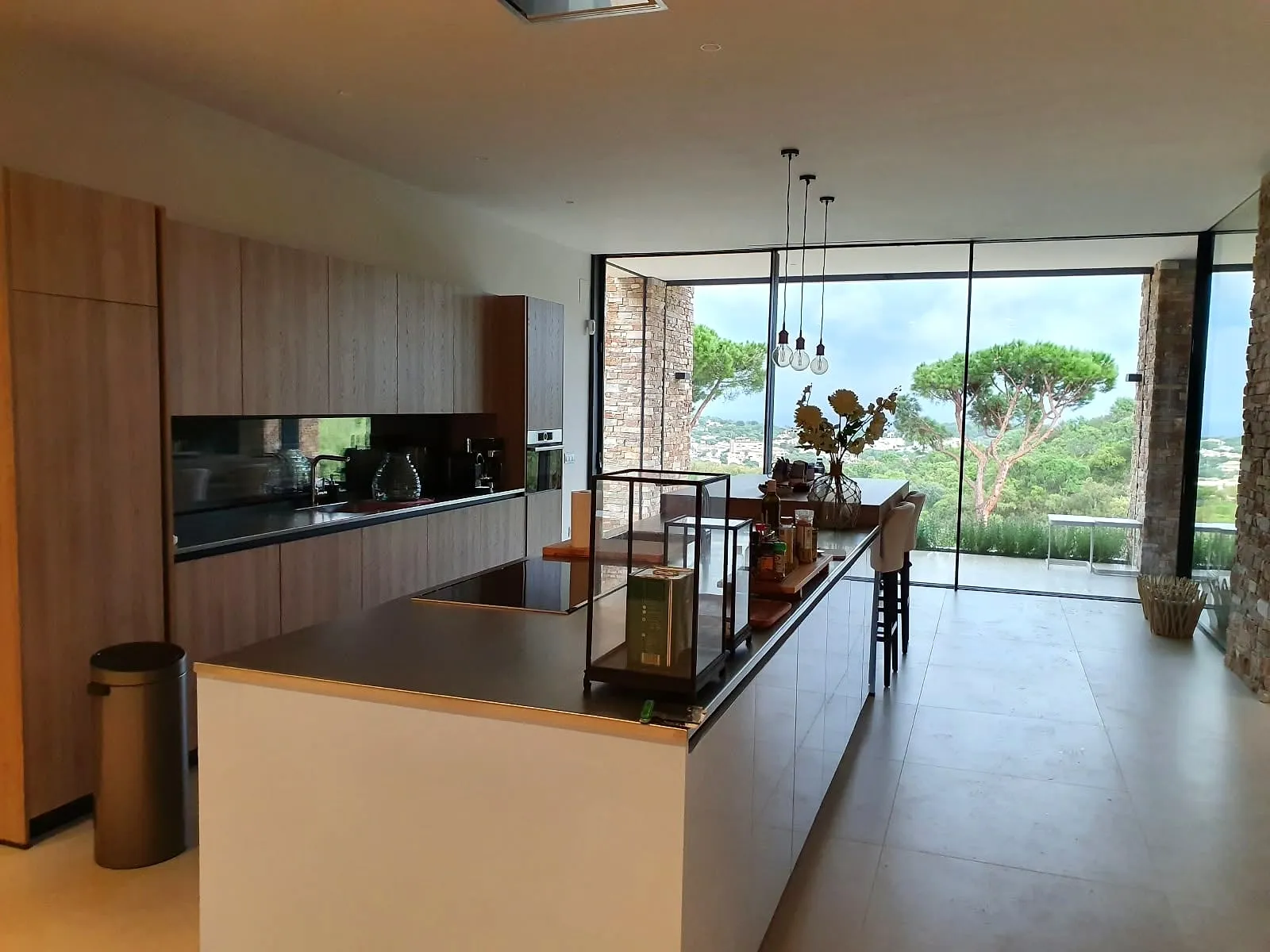 Cocina diáfana con isla y ventanal