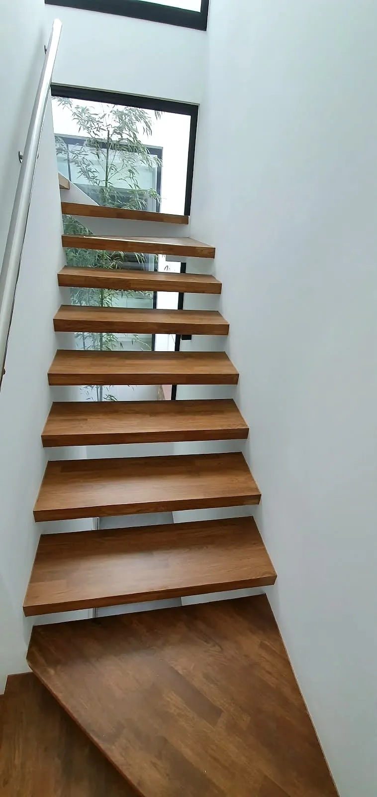Peldaños de madera barnizada en una escalera interior