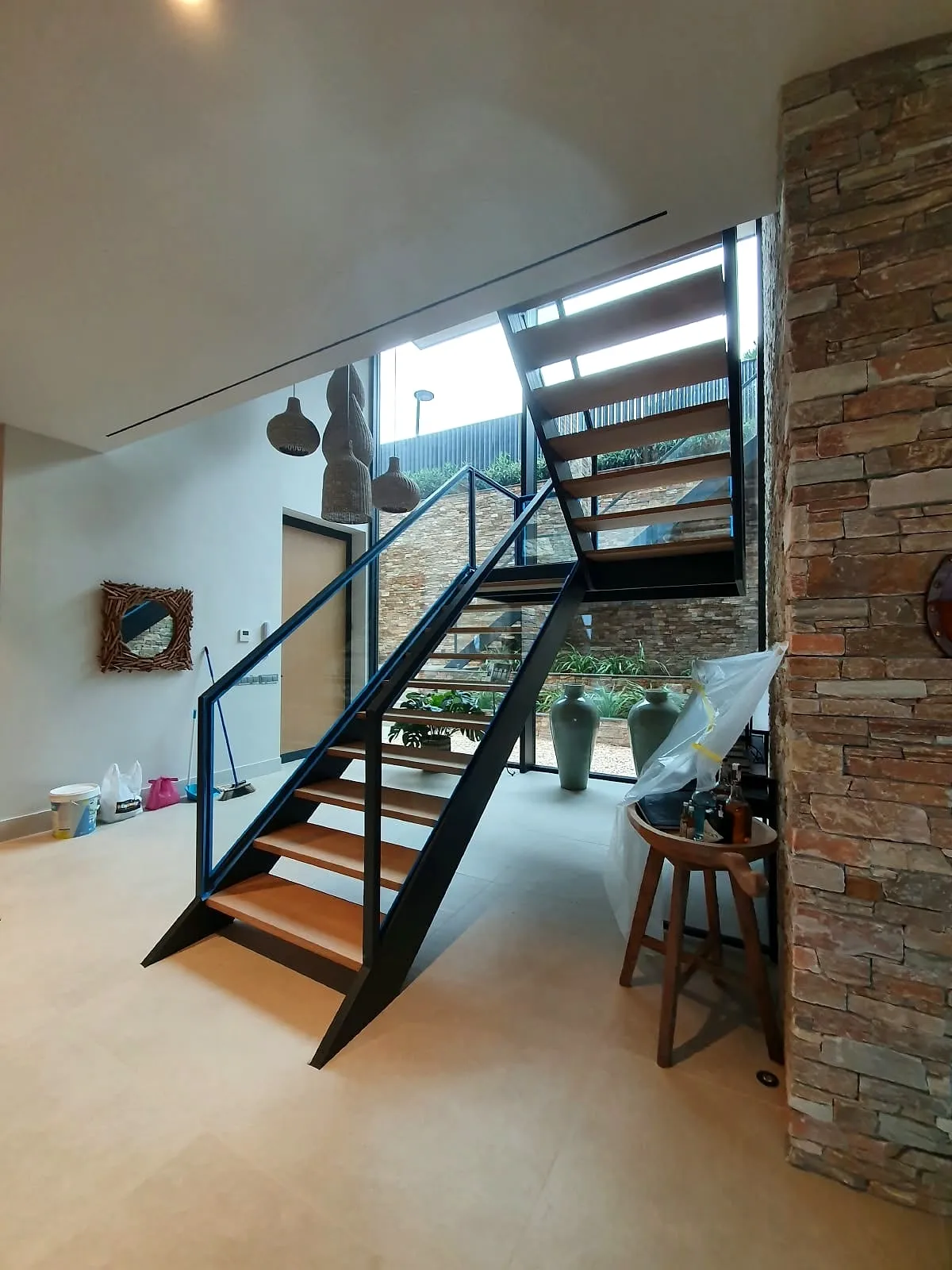 Escalera metálica junto a pared de piedra en un interior
