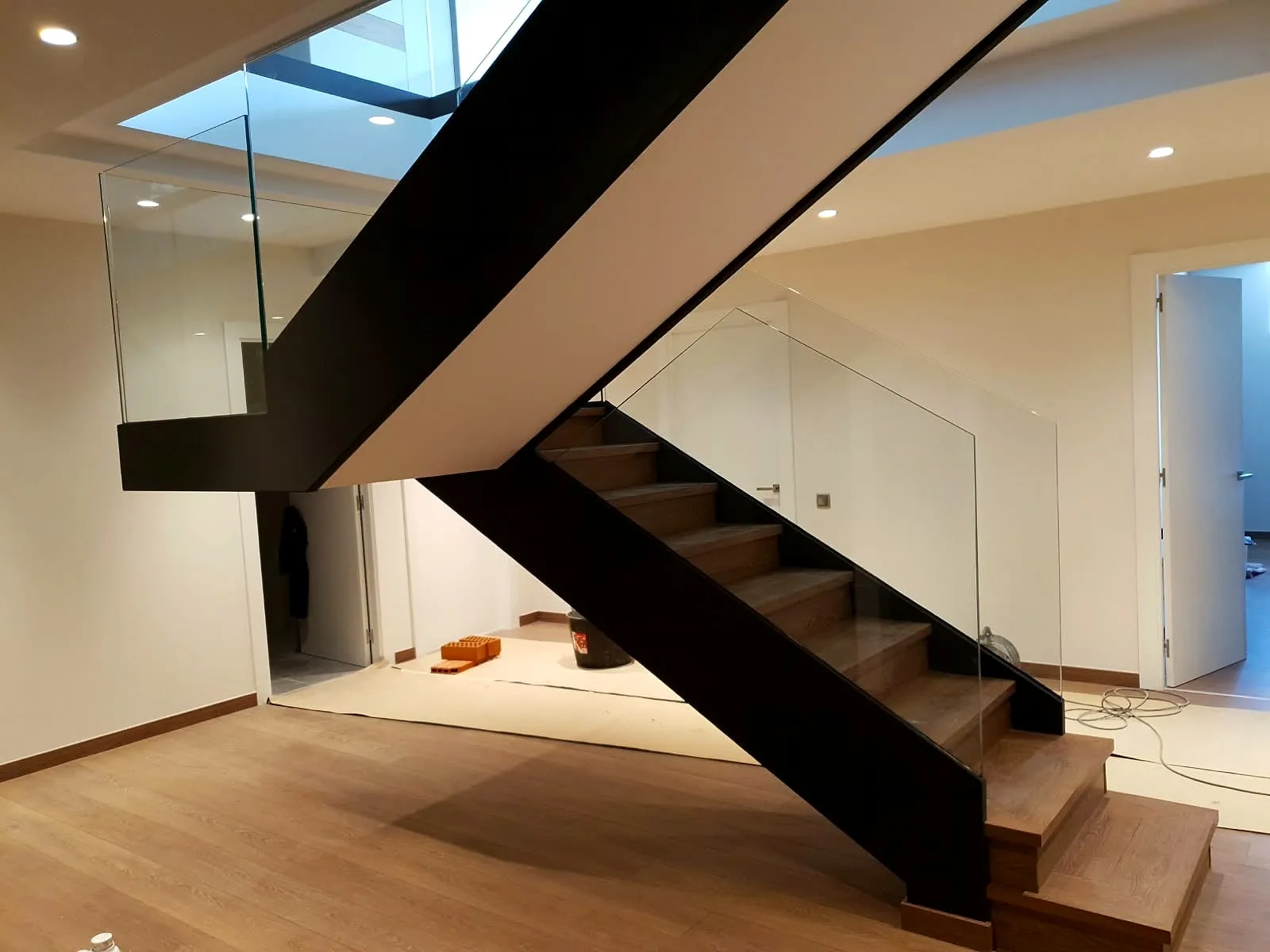 Escalera volada negra en un interior recién terminado