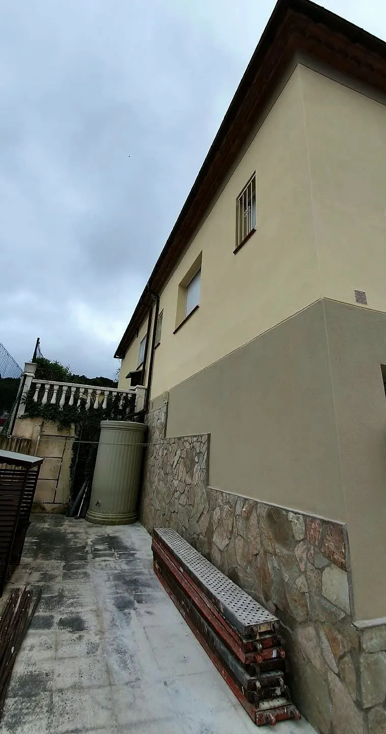 Fachada lateral en tono crema recién pintada