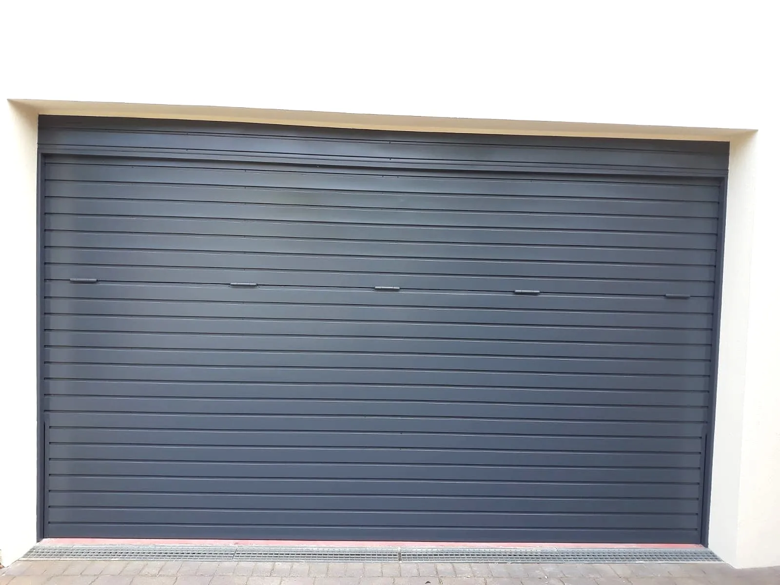 Una puerta de garaje, lacada a pistola