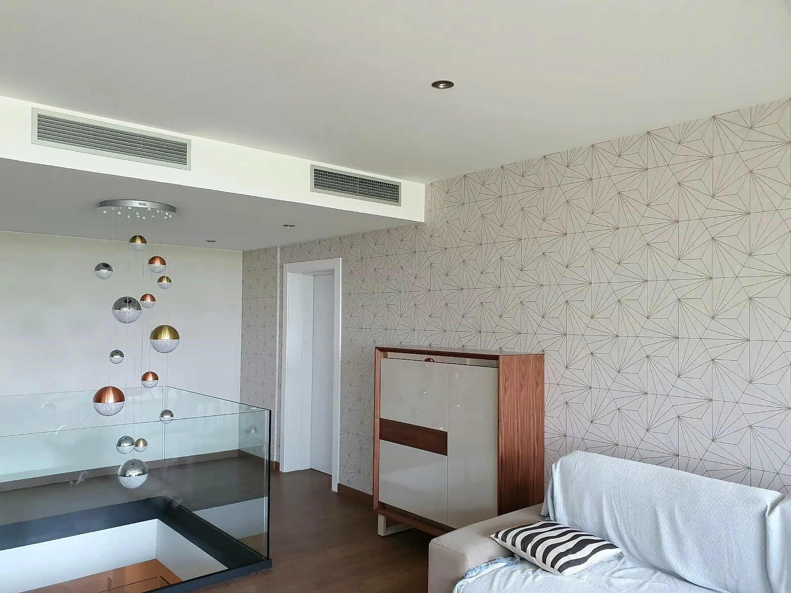 Dormitorio con papel pintado de motivo geométrico
