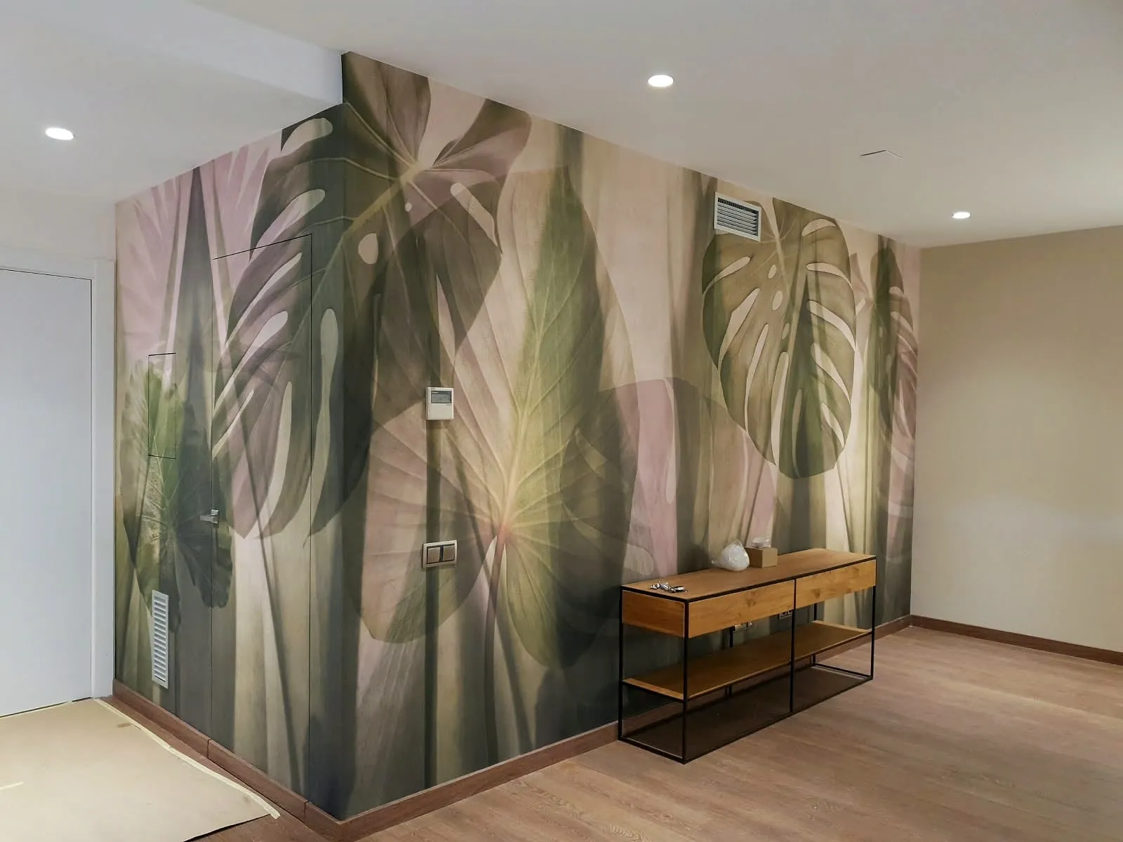 Papel pintado de hojas tropicales en un salón