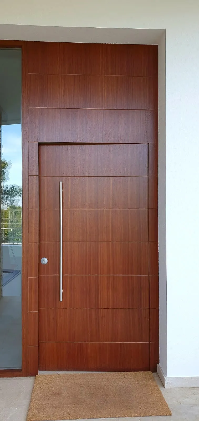Puerta de entrada de madera barnizada