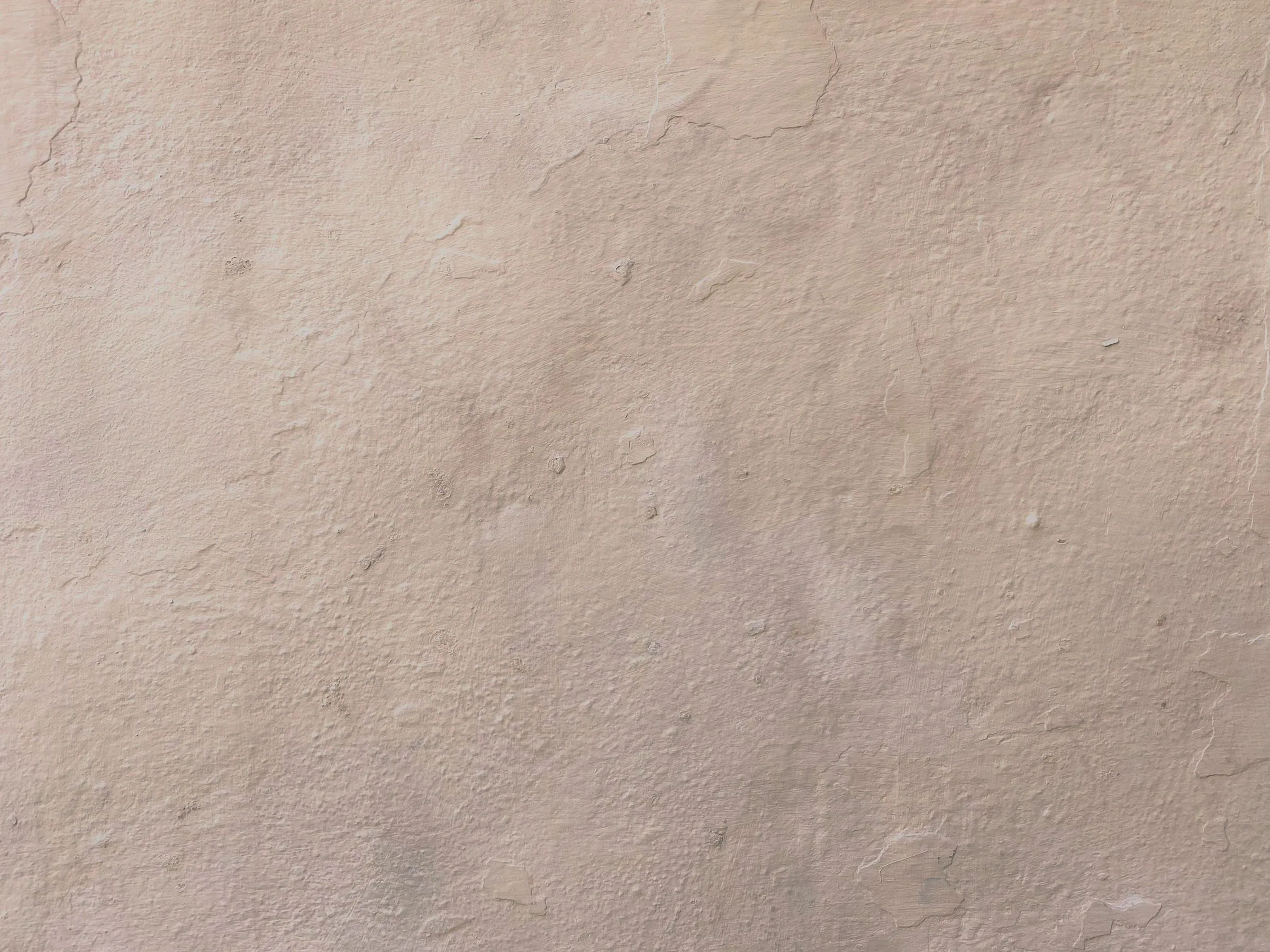Pared con acabado mineral de cal, de tono cálido y textura natural