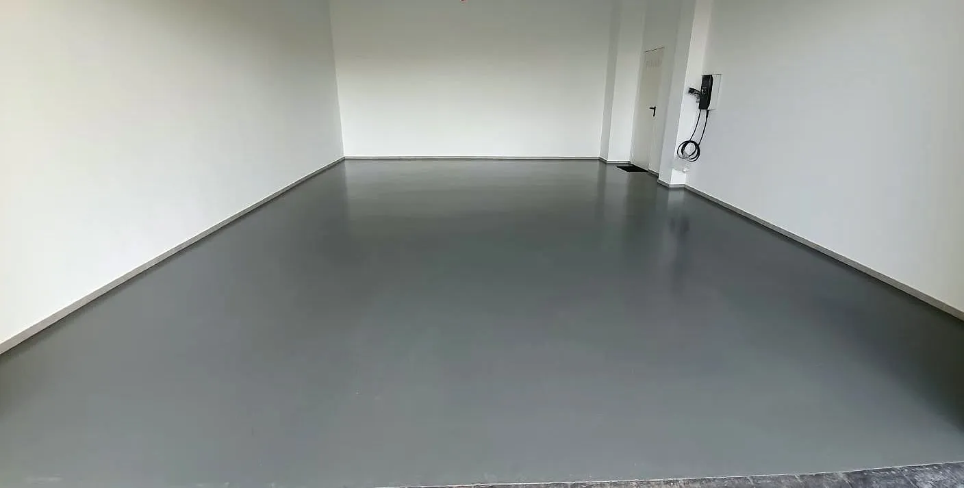 Suelo de garaje acabado en resina epoxi gris