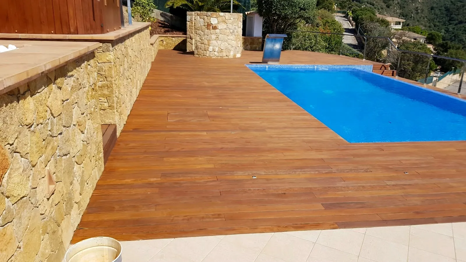 Tarima de madera tratada junto a la piscina